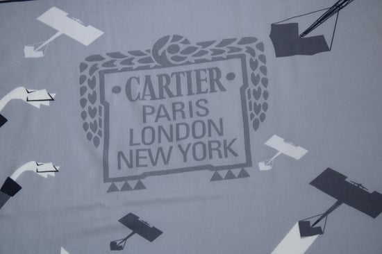 Cartier, grauer Wollschal „Bon Voyage“ mit Fransen - Image 4