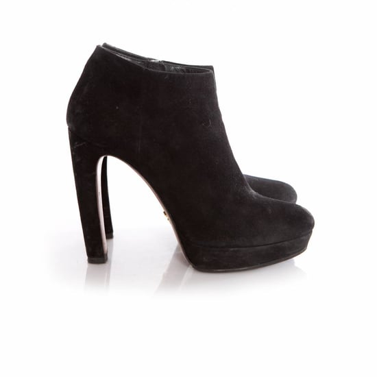 Prada, schwarze Wildleder-Plateaustiefel. - Image 2