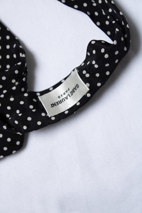 Saint Laurent, schmaler schwarzer Seidenschal mit Punkten - Image 2