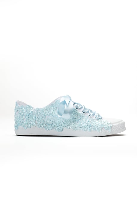 Azure Spitzen Blüten Braut Sneaker - Image 2