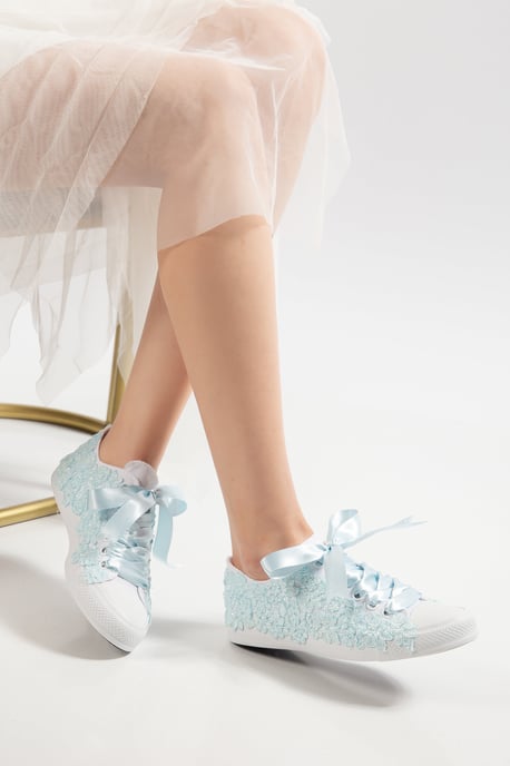 Azure Spitzen Blüten Braut Sneaker - Image 4