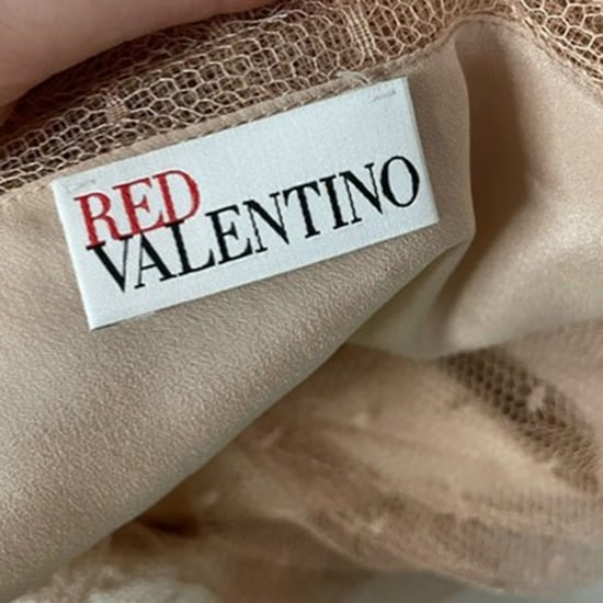 Rotes Valentino Midikleid aus beigefarbenem Polyester mit einem Träger, Falten und Point-d'Esprit-Tüll. - Image 3