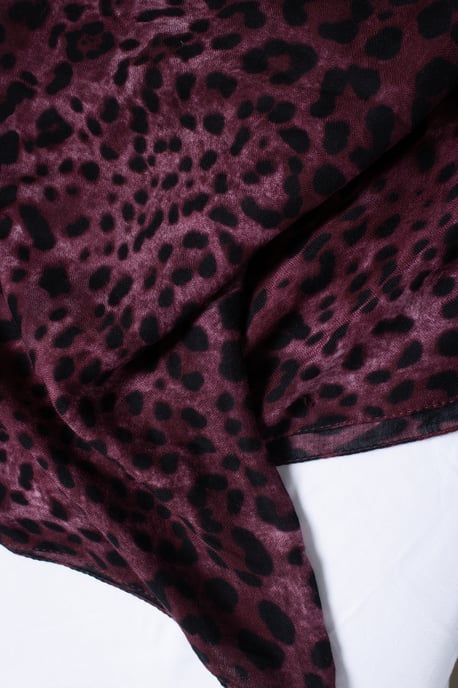 Dolce & Gabbana, lila Schal mit Leopardenmuster - Image 3