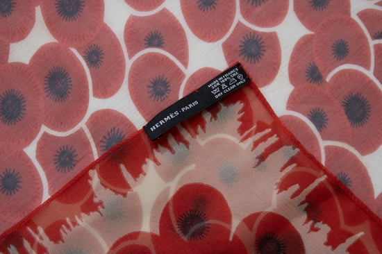 Hermès, roter Seidenschal mit Blumenmuster - Image 3