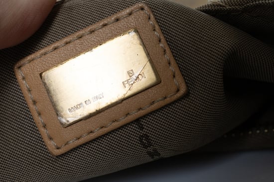 Fendi, Zucchini FF Oyster Schultertasche in Beige - Image 6