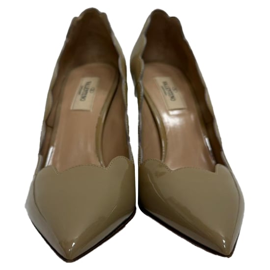 Valentino Garavani Pumps mit geschwungener, spitzer Zehenpartie aus beigem Lackleder - Image 2