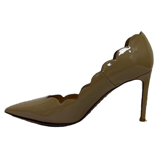 Valentino Garavani Pumps mit geschwungener, spitzer Zehenpartie aus beigem Lackleder - Image 4