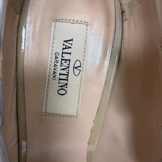 Valentino Garavani Pumps mit geschwungener, spitzer Zehenpartie aus beigem Lackleder - Image 6