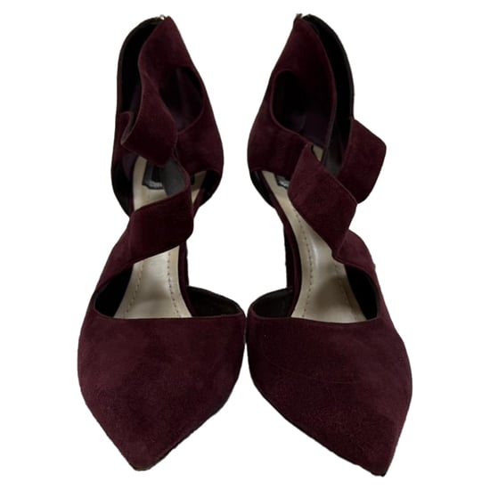 Dior Riemchenpumps mit spitzer Zehenpartie aus burgunderrotem Wildleder - Image 2