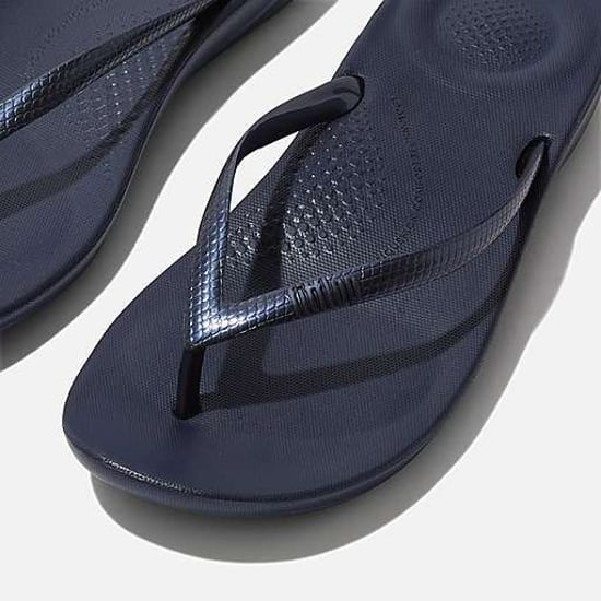 FitFlop Iqushion Ergonomische Damen Flip-Flops in Mitternachtsblau - Image 3