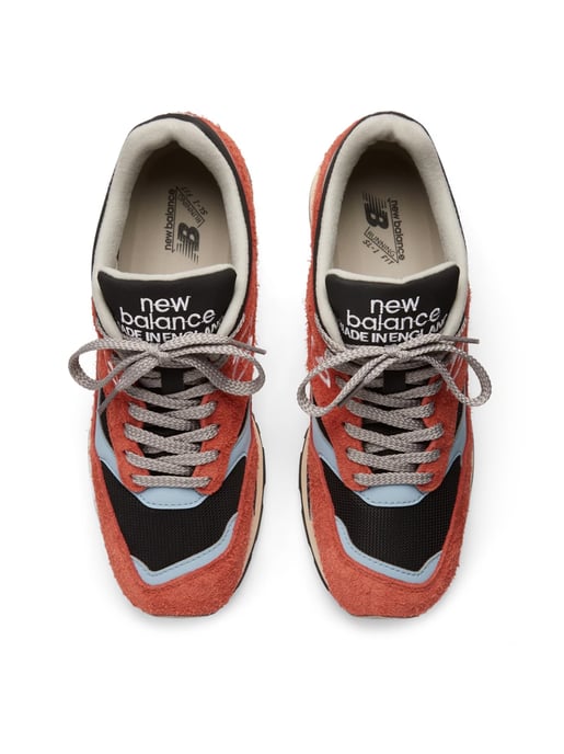 1500 Stück in Großbritannien hergestellte orangefarbene Sneaker - Image 4