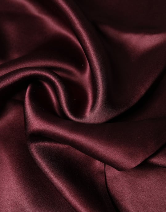 Dolce & Gabbana Weinfarbener Seiden-Satin-Fransen-Hals-Schal - Image 3