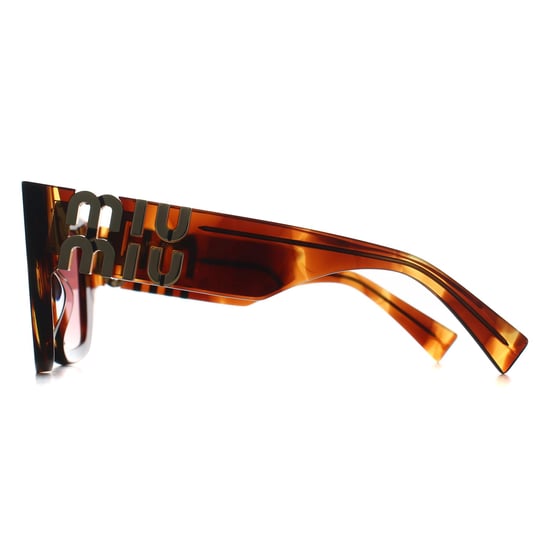 Miu Miu MUB05S 26E50U gestreifte Sonnenbrille in Tabakrosa mit rotem Farbverlauf - Image 3