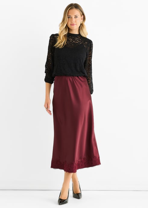 Schwarze, locker sitzende Jersey-Bluse mit hohem Kragen und Spitzenverzierung - Image 2
