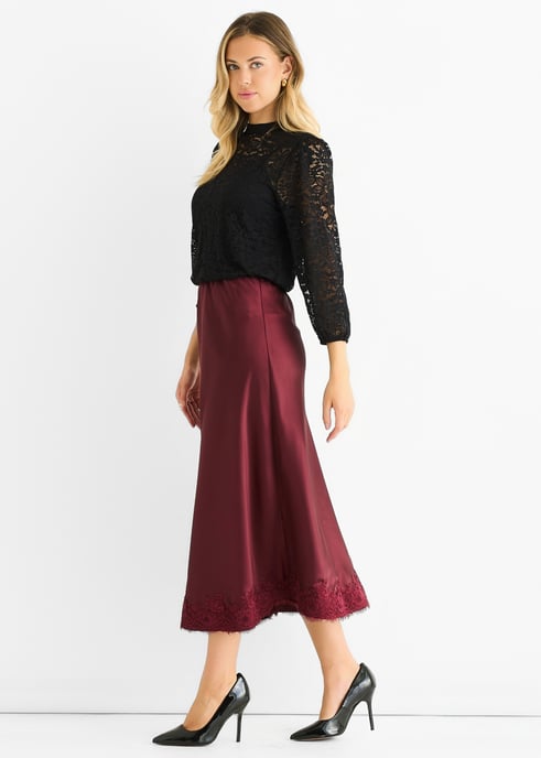 Schwarze, locker sitzende Jersey-Bluse mit hohem Kragen und Spitzenverzierung - Image 3