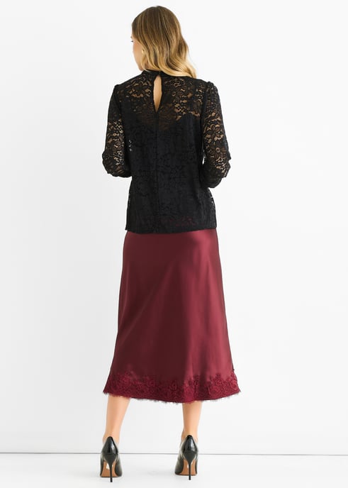 Schwarze, locker sitzende Jersey-Bluse mit hohem Kragen und Spitzenverzierung - Image 4