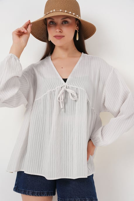 Strukturierte Seersucker V-Ausschnitt-Bluse mit Schleife - Image 1