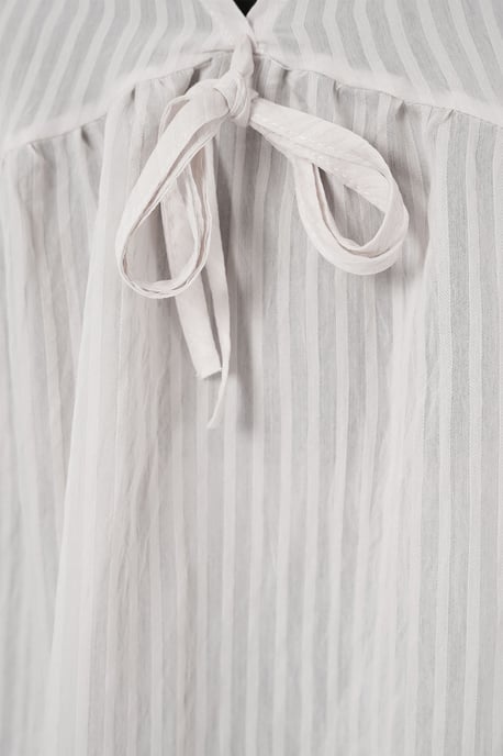 Strukturierte Seersucker V-Ausschnitt-Bluse mit Schleife - Image 2