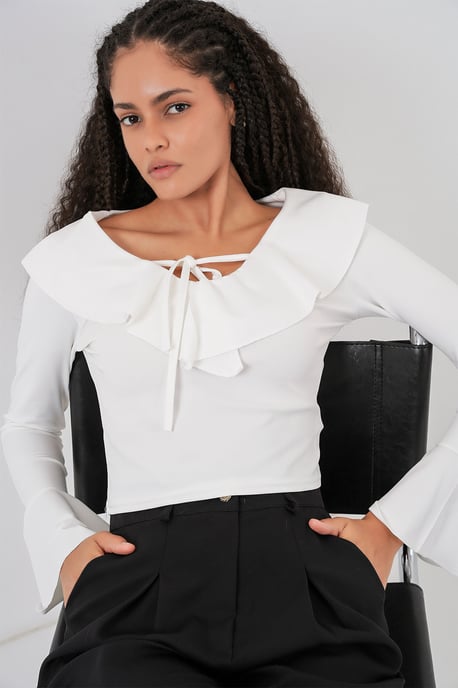 Rüschenshirt mit V-Ausschnitt und Crop-Schnitt - Image 3