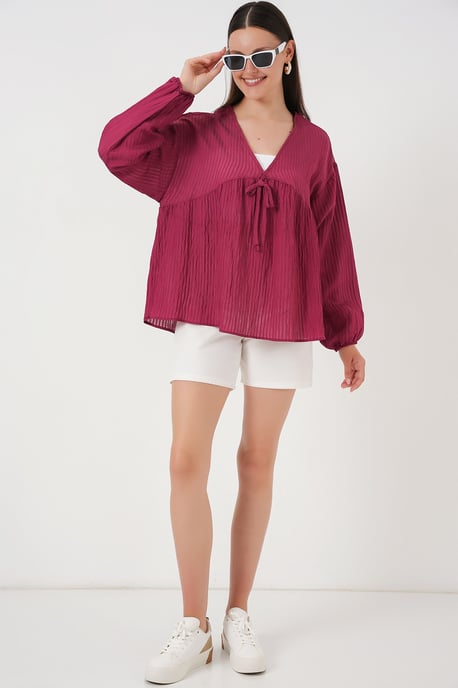 Strukturierte Seersucker V-Ausschnitt-Bluse mit Schleife - Image 2