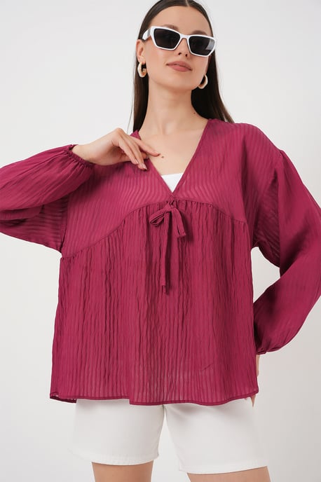 Strukturierte Seersucker V-Ausschnitt-Bluse mit Schleife - Image 3