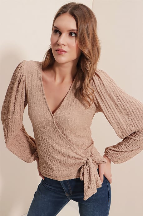 Strukturierte V-Ausschnitt-Bluse mit Pompons und Bindebandverschluss - Image 2