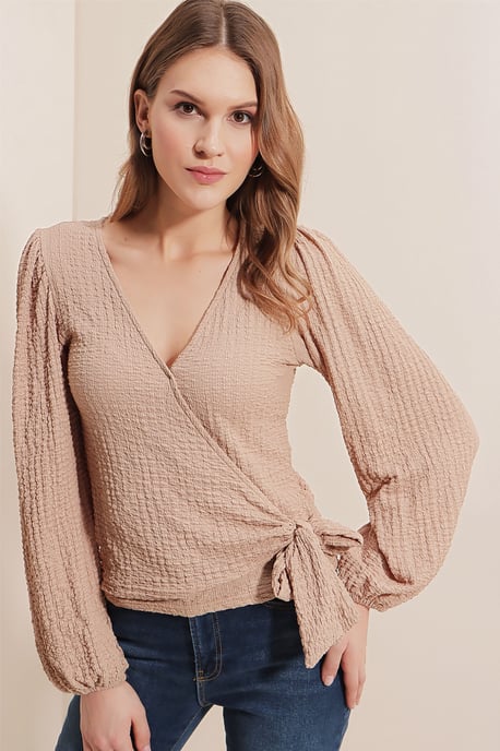 Strukturierte V-Ausschnitt-Bluse mit Pompons und Bindebandverschluss - Image 4