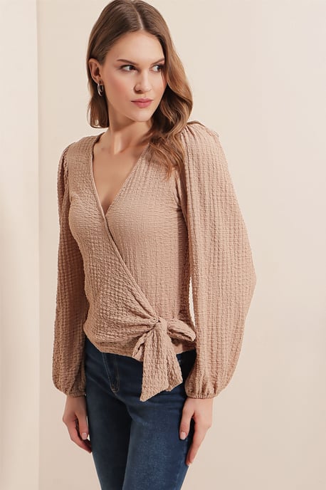 Strukturierte V-Ausschnitt-Bluse mit Pompons und Bindebandverschluss - Image 5