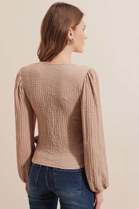 Strukturierte V-Ausschnitt-Bluse mit Pompons und Bindebandverschluss - Image 6