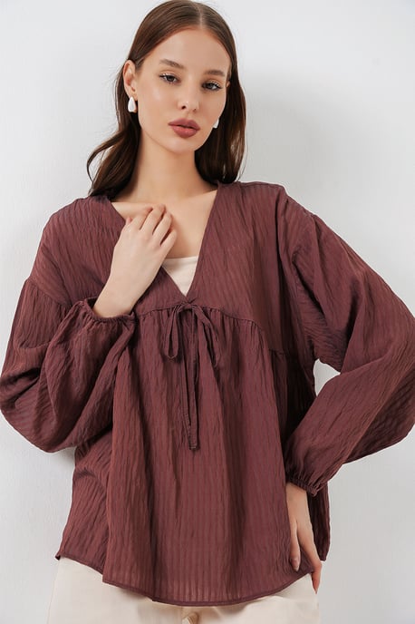Strukturierte Seersucker V-Ausschnitt-Bluse mit Schleife - Image 1