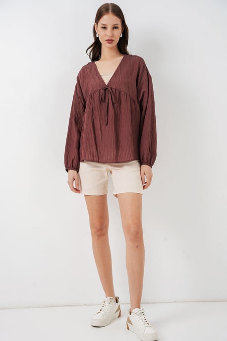 Strukturierte Seersucker V-Ausschnitt-Bluse mit Schleife - Image 2