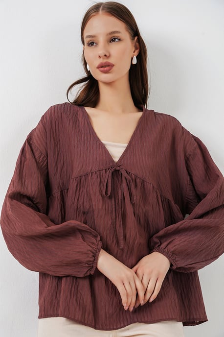 Strukturierte Seersucker V-Ausschnitt-Bluse mit Schleife - Image 4