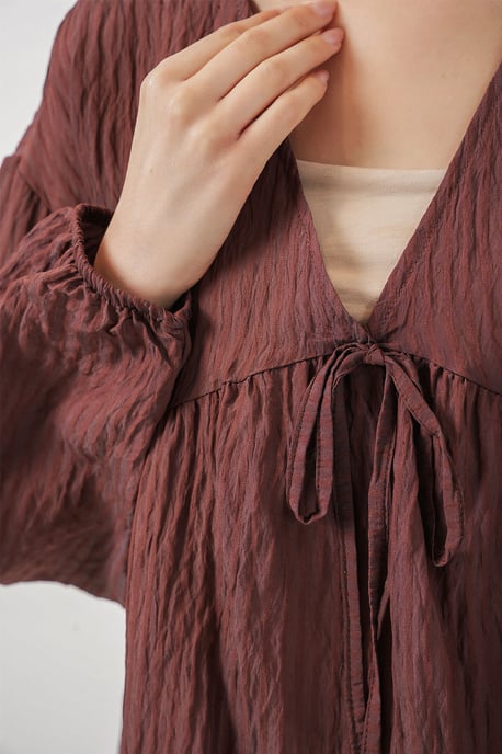 Strukturierte Seersucker V-Ausschnitt-Bluse mit Schleife - Image 5