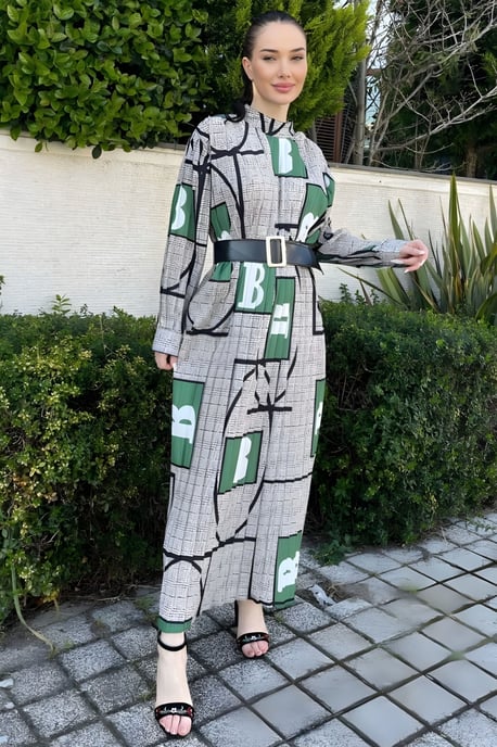 Geometrisch gemustertes Maxikleid mit Gürtel und Mandarin-Kragen - Image 3