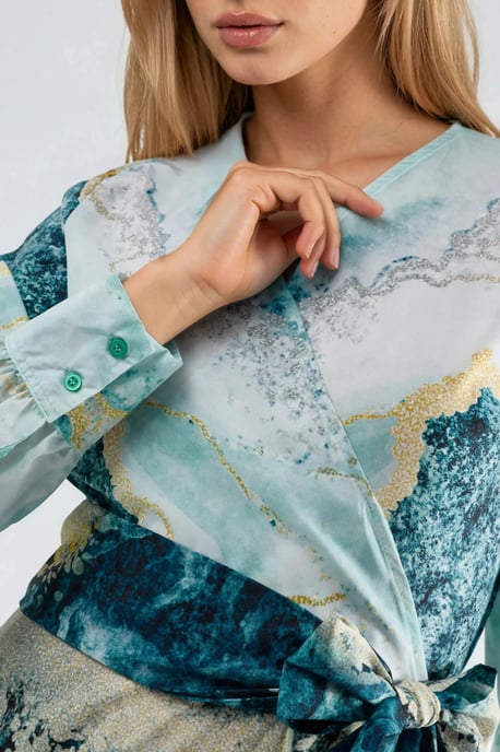 Maxikleid mit abstraktem Druck und langen Ärmeln sowie Bindegürtel - Image 5