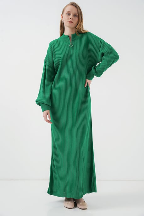 Texturiertes Strickkleid mit halbem Rollkragen und Reißverschluss - Image 2