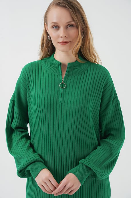 Texturiertes Strickkleid mit halbem Rollkragen und Reißverschluss - Image 4