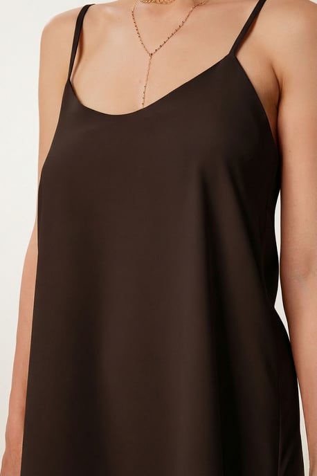 Lässiges Midi-Kleid mit U-Ausschnitt - Image 4