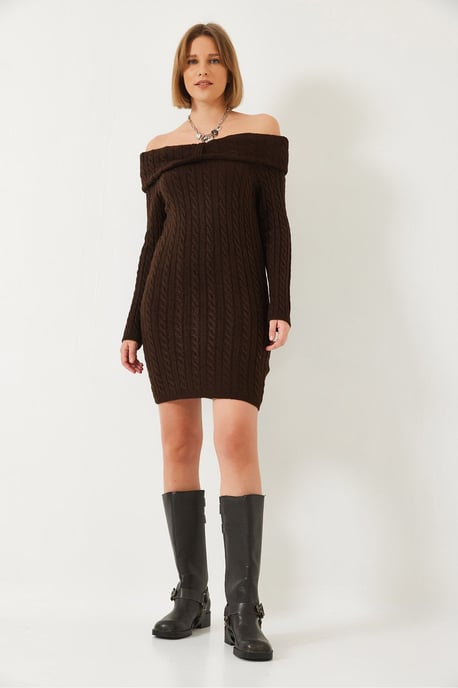 Hochgeknöpftes, figurbetontes Kleid ohne Träger aus Zopfmuster - Image 2