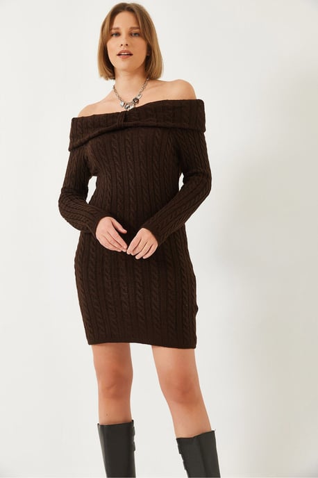 Hochgeknöpftes, figurbetontes Kleid ohne Träger aus Zopfmuster - Image 3