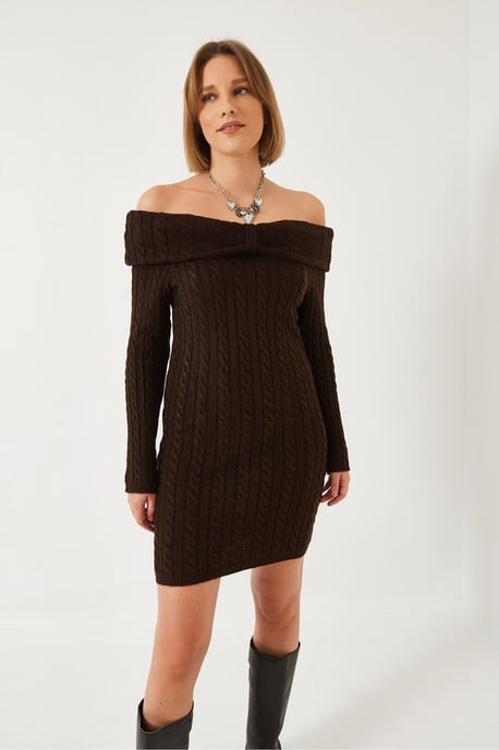 Hochgeknöpftes, figurbetontes Kleid ohne Träger aus Zopfmuster - Image 4