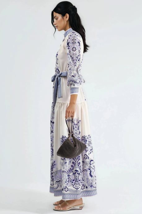 Maxi-Kleid mit Mandarin-Kragen und Gürtel - Image 4