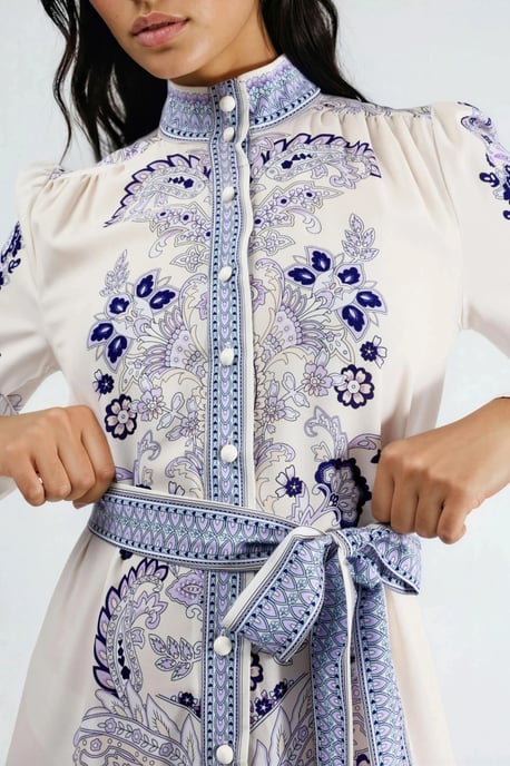 Maxi-Kleid mit Mandarin-Kragen und Gürtel - Image 6