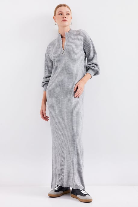 Texturiertes Strickkleid mit halbem Rollkragen und Reißverschluss - Image 1