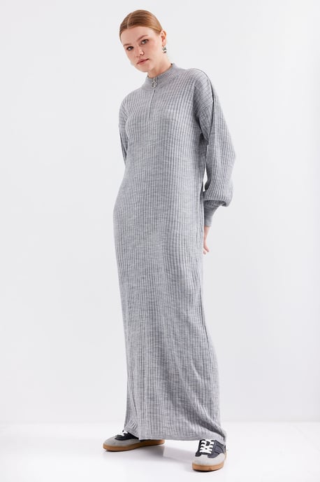 Texturiertes Strickkleid mit halbem Rollkragen und Reißverschluss - Image 2