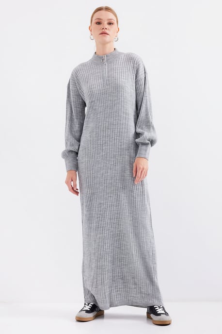 Texturiertes Strickkleid mit halbem Rollkragen und Reißverschluss - Image 3