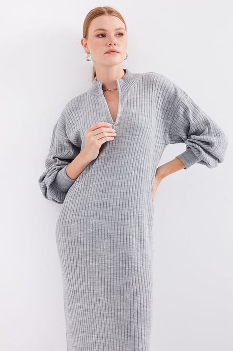 Texturiertes Strickkleid mit halbem Rollkragen und Reißverschluss - Image 4