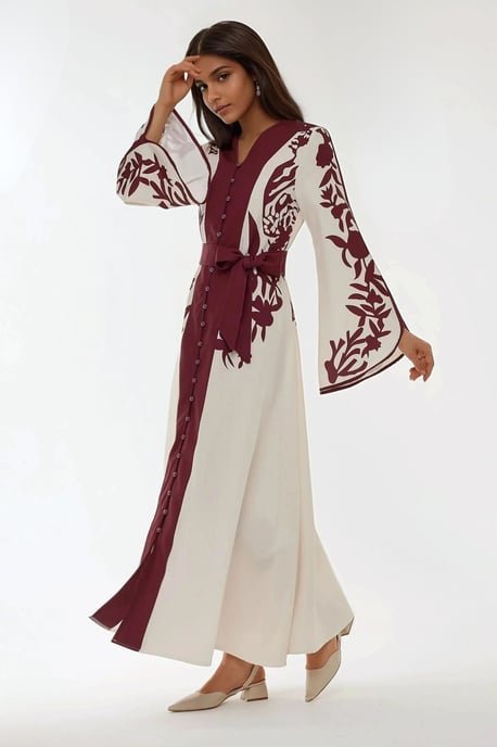 Besticktes Maxikleid mit langen Ärmeln und Gürtel - Image 2