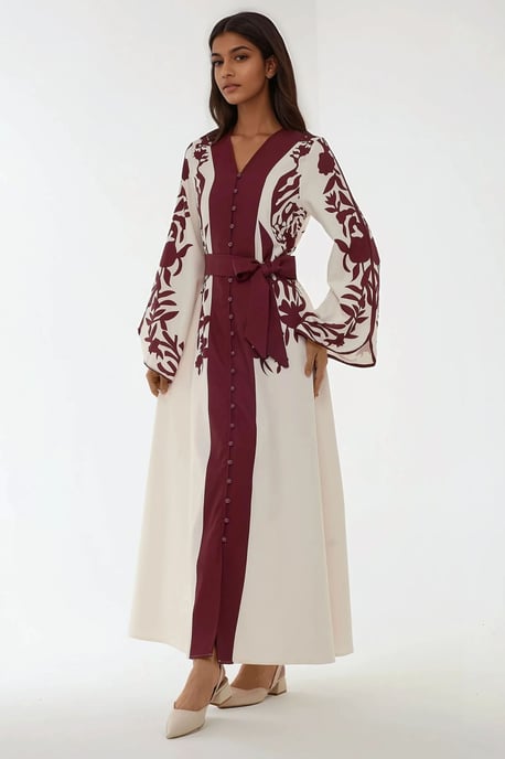 Besticktes Maxikleid mit langen Ärmeln und Gürtel - Image 3