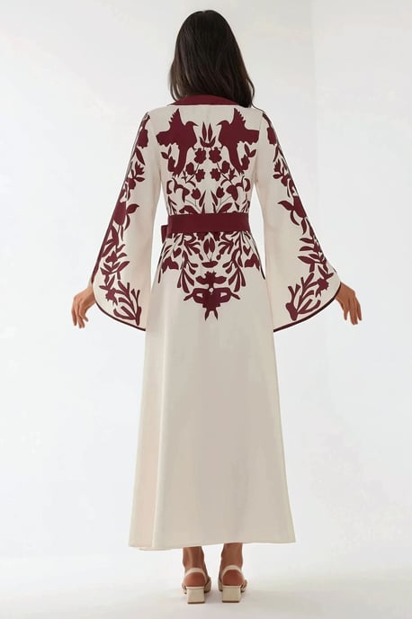 Besticktes Maxikleid mit langen Ärmeln und Gürtel - Image 4